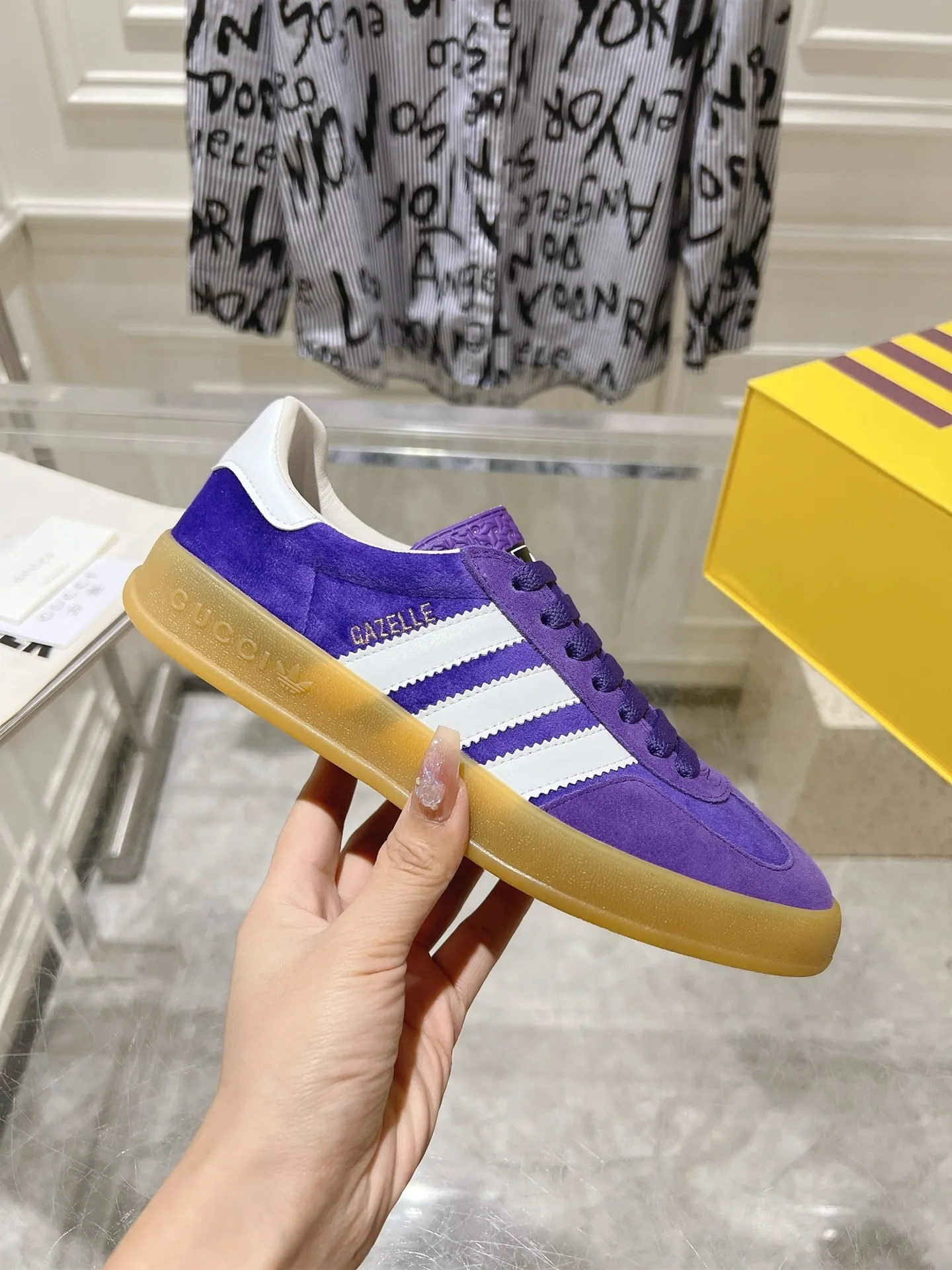 👟👟Ex-factory price 520👟👟Gucci&adidas joint limited edition couple's sneakers. A super nice joint casual sneaker with rich and bold colors! It showed everyone a completely different charm from the past! Combining retro style and youthful sports style to create a new aesthetic! Vitality yet stylish at the same time! ! Upper - made of cowhide, cowhide, cloth. Lining - sheepskin lining for foot pads. Sole - original open-molded beef tendon non-slip and wear-resistant outsole. Size: 35-47 (couple style)